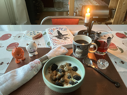 Måndagsfrukost med levande ljus Hopptisarna Vidunder fil med bär
