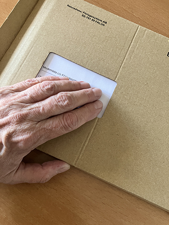 Min hand på paket från Modernista