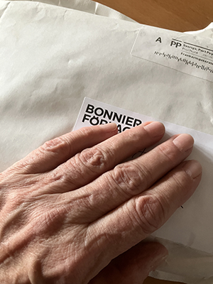 Min hand på vitt paket