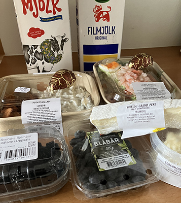 Mjölk fil kolgrillad kyckling o potatissallad smörgåstårta ostar bär sköldpaddor Mjölk fil kolgrillad kyckling o potatissallad smörgåstårta ostar bär sköldpaddor