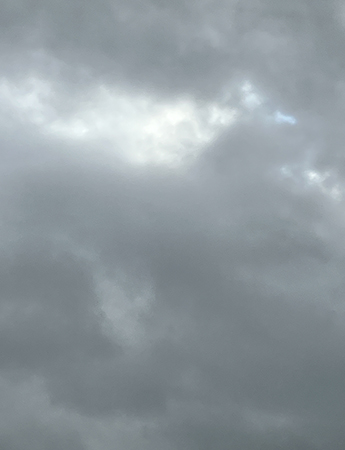 Mörka moln grå himmel
