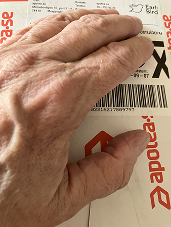 Paket från Apotea med min hand på