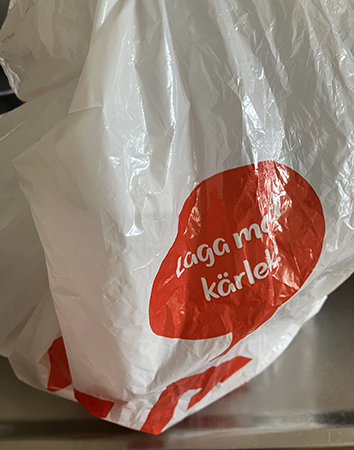Plastkasse med texten Laga med kärlek