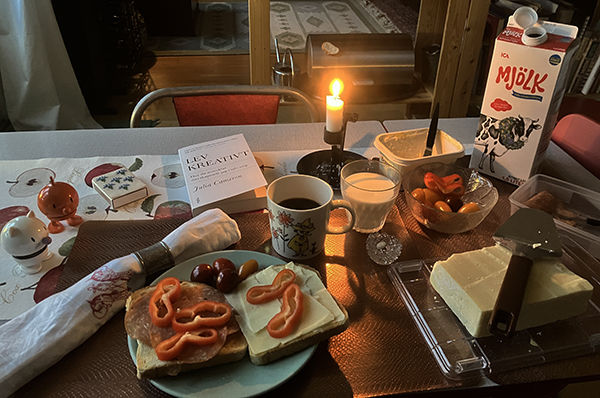 Rostade mackor Hopptisarna Lev kreativt levande ljus kaffe o mjölk