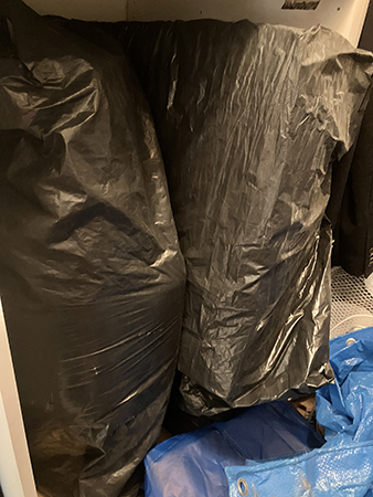 Säckar med dynor till balkongsoffan inställda i klädkammaren
