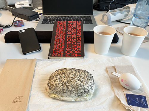 Skrivbordslunch macka ägg Förtroeliga band två muggar varm choklad Skrivbordslunch macka ägg Förtroeliga band två muggar varm choklad