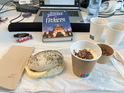 Skrivbordslunch macka yoghurt med müsli Flickorna i parken Plopp o Mars