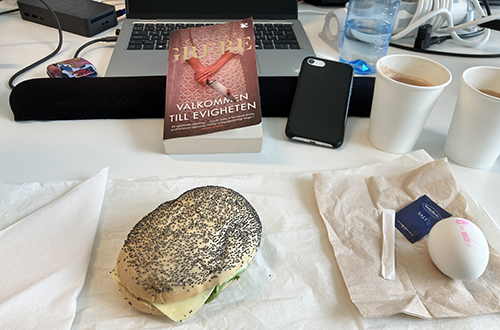 Skrivbordslunch med ägg macka Välkommen till evigheten varm choklad ingen dessert Skrivbordslunch med ägg macka Välkommen till evigheten varm choklad ingen dessert