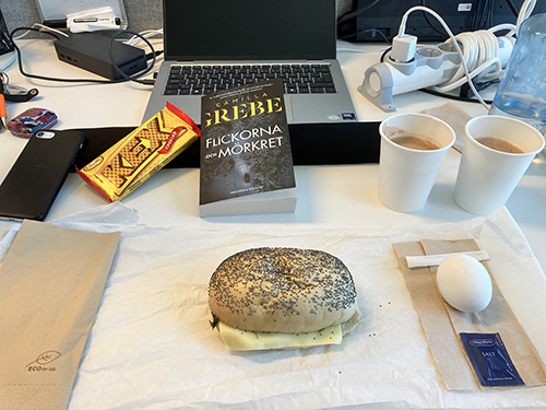 Skrivbordslunch med macka ägg kexchoklad o Flickorna och mörkret