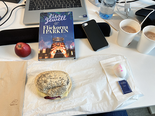 Skrivbordslunch med macka ägga varm choklad äpple o Flickorna i parken Skrivbordslunch med macka ägga varm choklad äpple o Flickorna i parken