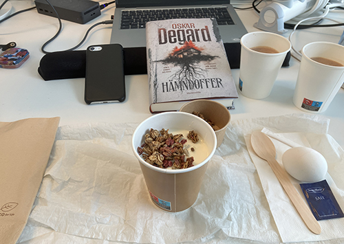 Skrivbordslunch yoghurt glutenfri müsli ägg varm choklad Hämndoffer