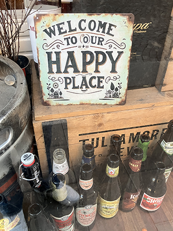 Skylt i O connors fönster Welcone to our happy place flaskor Skylt i O connors fönster Welcone to our happy place flaskor