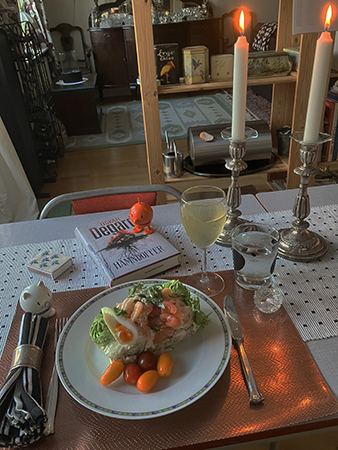 Smörgåstårta ett glas GWs riesling Hopptisarna Hämndoffer och levande ljus