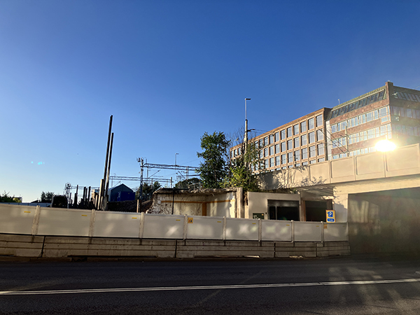Solen slår i stadshuset intill f d Siviatorg