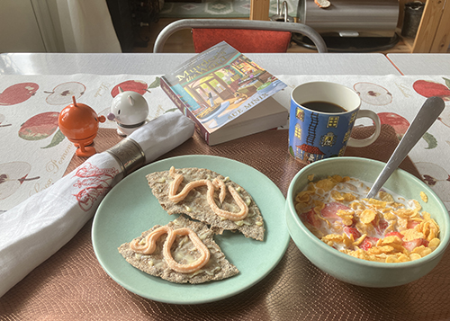 Söndagsfrukost med Hopptisarna Murders the word kaviarknäcke flingor o jordgubbar med mjölk kaffe