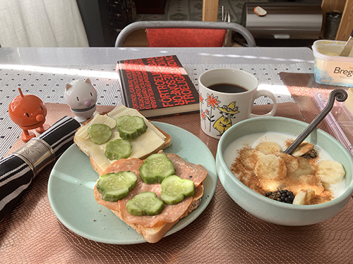 Söndagsfrukost med rostat fil Hopptisarna o Förtroeliga band