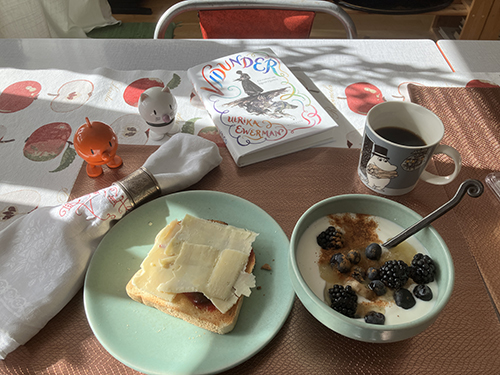 Söndagsfrukost rostat bröd fil med bär Vidunder o Hopptisarna Söndagsfrukost rostat bröd fil med bär Vidunder o Hopptisarna