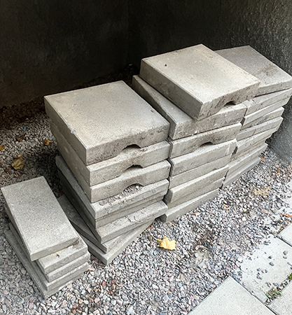 Stenplattor i högar under balkong