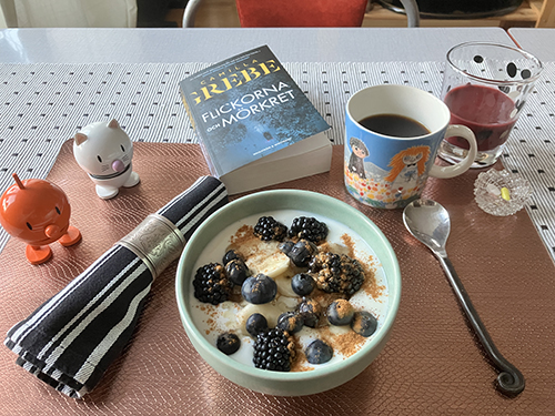 Svart fredagsfrukost med blåbär och björnbär i filen Hopptisarna o Flickorna och mörkret