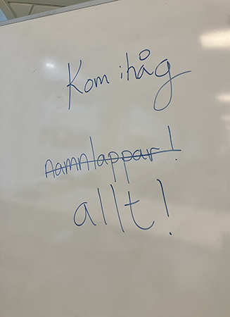 Text på whiteboard Kom ihåg allt. Ordet namnlappar är överstruket Text på whiteboard Kom ihåg allt. Ordet namnlappar är överstruket
