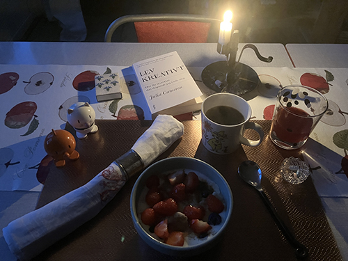 Tisdagsfrukost med levande ljus Hopptisarna Lev kreativt fil med bär kafffe Pro Viva