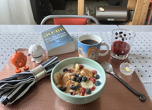 Torsdagsfrukost fil med bär bl a hallon fr Slottsträdgården Hopptisarna o Flickorna och mörkret