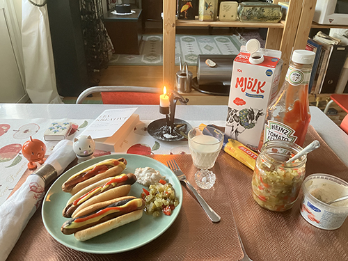 Tre grillade kycklingkorvar m bröd Annas bostongurka räksallad Hopptisarna Lev kreativt mjölk levande ljus