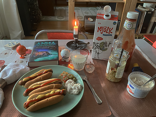 Tre kycklingkorvar med bröd Annas bostongurka o räksallad Hopptisarna o Segelmakarens söner