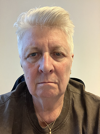 Trött och sur och värkig före klipp selfie