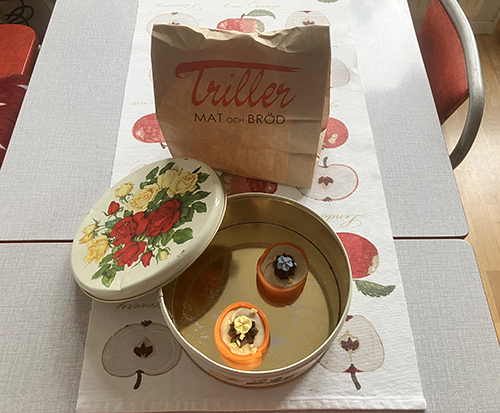 Två orange Noisette från Triller i blomburk på köksbordet Två orange Noisette från Triller i blomburk på köksbordet