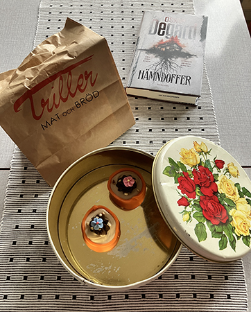 Två orange Noisette från Triller i blomburken