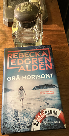 Boken Grå horisont på skrivbordet