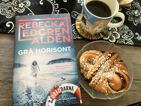 Eftermiddagsfika med Grå horisont och kanelbulle