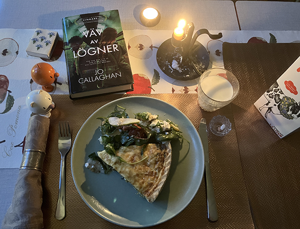 Fetaost o spenatpaj o getost o valnötssallad mjölk Hopptisarna Väv av lögner levande ljus