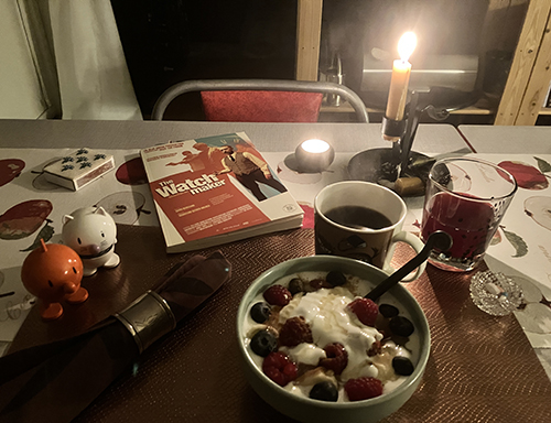 Filfrukost med bär Hopptisarna The Watchmaker o levande ljus