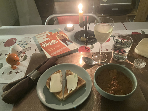 Fisksoppa rostat bröd med Brie ett glas vitt Hopptisarna The Watchmaker levande ljus