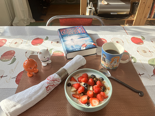 Fredagsfrukost fil med jordgubbar blåbär o banan vid soligt köksbord med Hopptisarna o Grå horisont