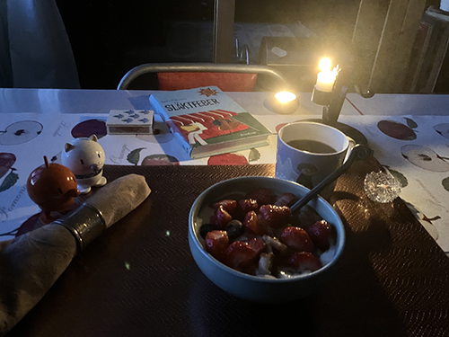 Fredagsfrukost fil med jordgubbar o andra bär Hopptisarna levande ljus och Släktfeber Fredagsfrukost fil med jordgubbar o andra bär Hopptisarna levande ljus och Släktfeber