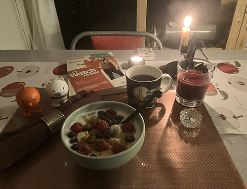 Fredagsfrukost med Hopptisarna och The Watchmaker levande ljus fil med bär Fredagsfrukost med Hopptisarna och The Watchmaker levande ljus fil med bär