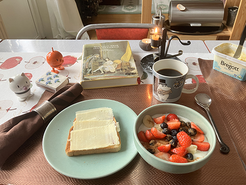 Fredagsfrukost med Hopptisarna rostat bröd fil med bär kaffe Min salig bror JH o levande ljus Fredagsfrukost med Hopptisarna rostat bröd fil med bär kaffe Min salig bror JH o levande ljus
