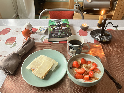 Frukost med Hopptisarna rostat bröd fil med bär Väv av lögner kaffe o levande ljus