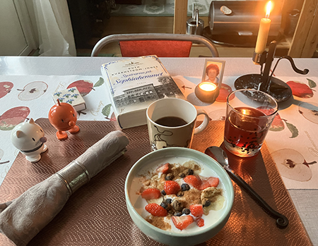 Frukost med Hopptisarna Systrarna på Sophiahemmet o mamma levande ljus fil med bär