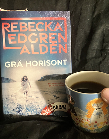 Grå horisont och kaffe på sängen