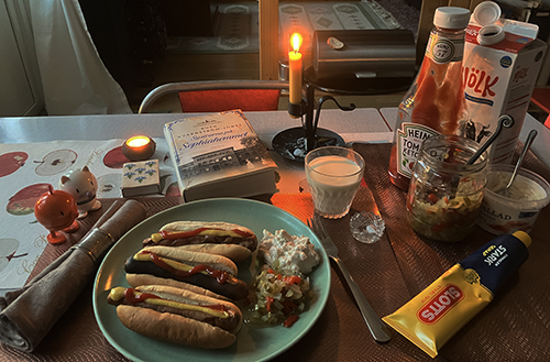 Grillad kycklingkorv med bröd Annas bostongurka räksallad Hopptisarna Systrarna på Sophiahemmet o levande ljus Grillad kycklingkorv med bröd Annas bostongurka räksallad Hopptisarna Systrarna på Sophiahemmet o levande ljus