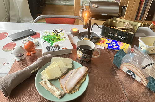 Hemmalunch knäckemackor och kaffe med Grenar av gift o Hopptisarna Hemmalunch knäckemackor och kaffe med Grenar av gift o Hopptisarna