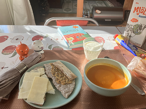Hemmalunch tomatsoppa o knäcke med Hopptisarna och Släktfeber Hemmalunch tomatsoppa o knäcke med Hopptisarna och Släktfeber