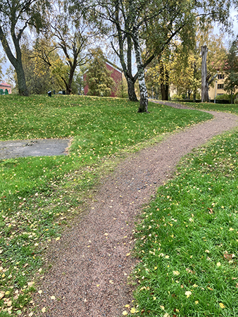 Höganäsparken höst uppför kullen