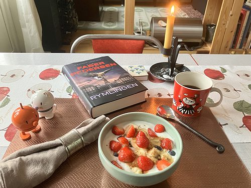 Hopptisarna viskar på frukostbordet fil med bär Rymlingen levande ljus