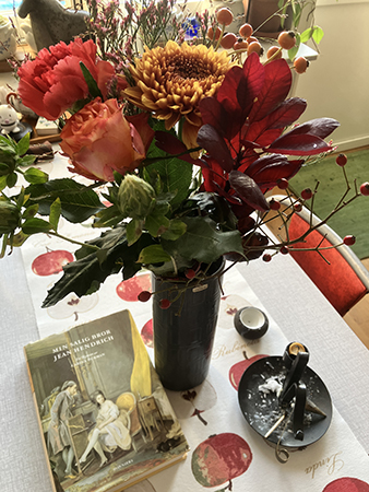 Höstbukett från Nya Björck Blomsterhandel o boken Min salig bror Jean Hendrich