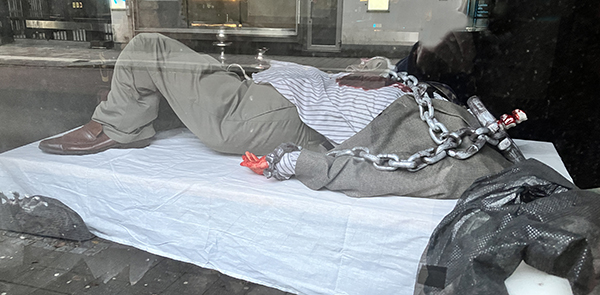 Huvudlös docka i Kalibers fönster